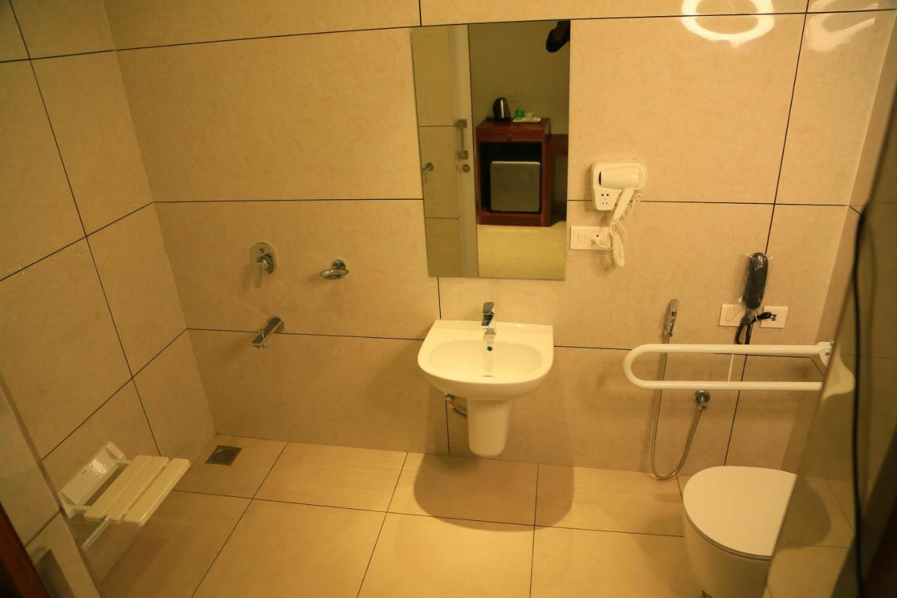 Hotel Victoria International Kattappana Ngoại thất bức ảnh